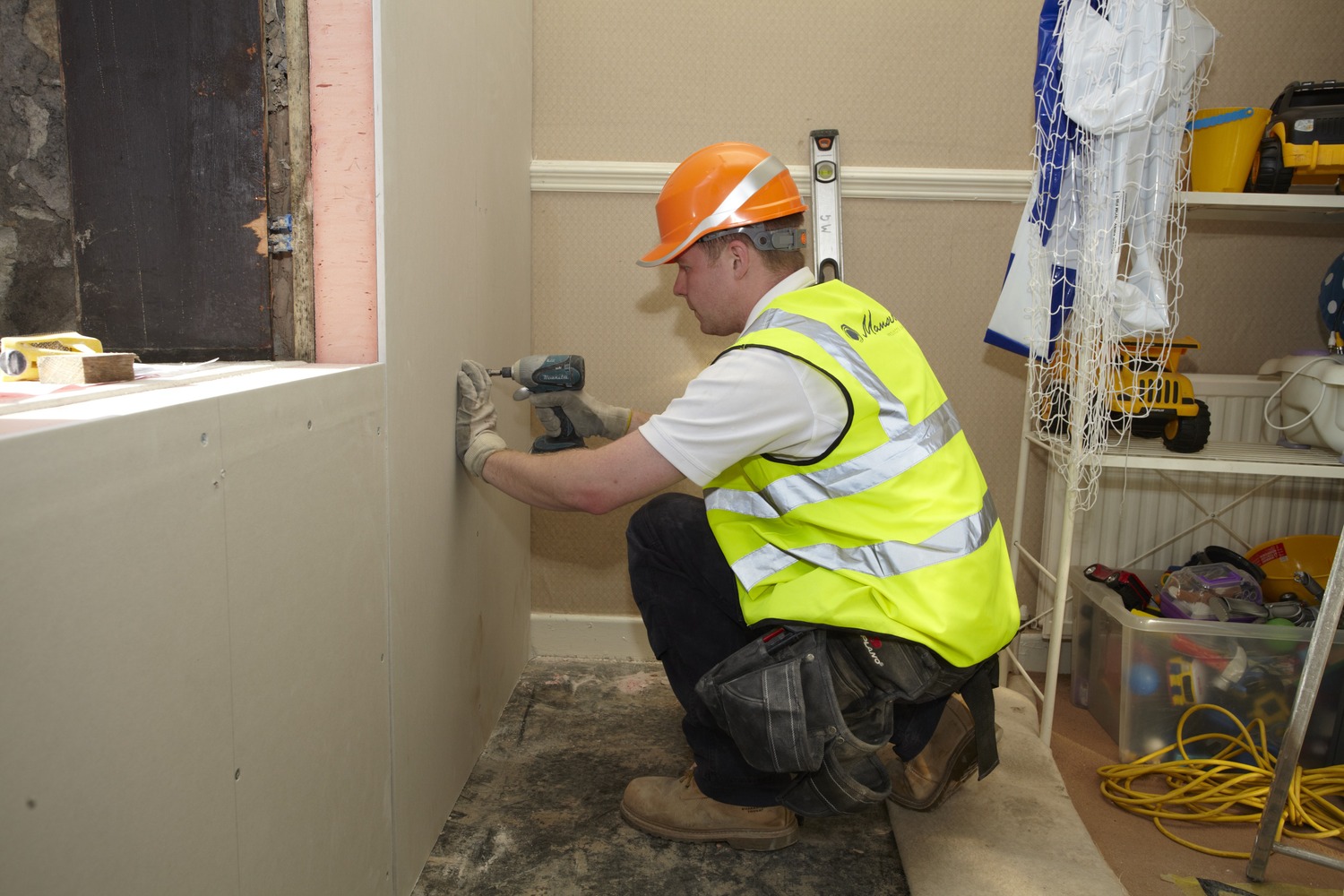 installing plasterboard